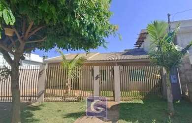 Imagem: A casa possui 3 Dormitórios, 3 Banheiros, 4 Vagas na garagem