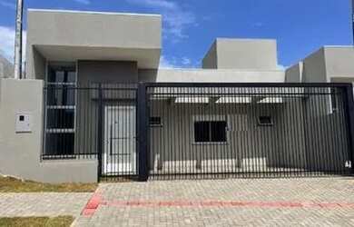 Imagem: A casa possui 3 Dormitórios, 2 Banheiros, 2 Vagas na garagem