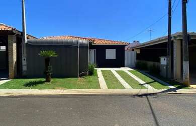 Imagem: A casa possui 3 Dormitórios, 3 Banheiros, 2 Vagas na garagem