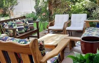 Imagem: A casa possui 3 Dormitórios, 5 Banheiros, 4 Vagas na garagem