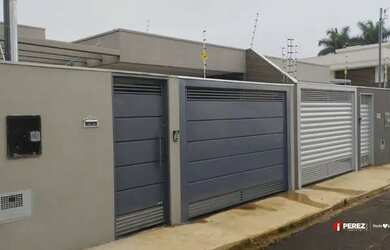 Imagem: A casa possui 3 Dormitórios, 2 Banheiros, 3 Vagas na garagem