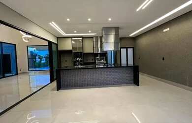 Imagem: A casa possui 3 Dormitórios, 5 Banheiros, 4 Vagas na garagem