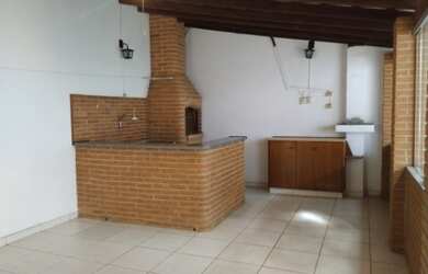 Imagem: A casa possui 2 Dormitórios, 2 Banheiros, 2 Vagas na garagem