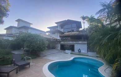 Imagem: A casa em condomínio possui 4 Dormitórios, 5 Banheiros, 4