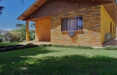 Imagem: A casa possui 4 Dormitórios, 2 Banheiros, 2 Vagas na garagem