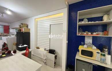 Imagem: O depósito possui 3 Vagas na garagem, 99m² de Área e está