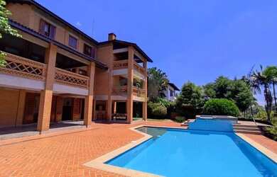 Imagem: A casa em condomínio possui 4 Dormitórios, 5 Banheiros e 650m²