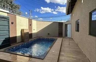 Imagem: A casa possui 3 Dormitórios, 3 Banheiros e 2 Vagas na garagem