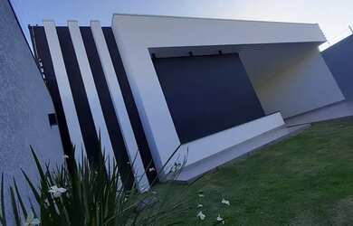 Imagem: A casa possui 3 Dormitórios, 4 Banheiros, 4 Vagas na garagem