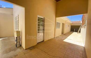 Imagem: A casa possui 3 Dormitórios, 1 Banheiro, 2 Vagas na garagem