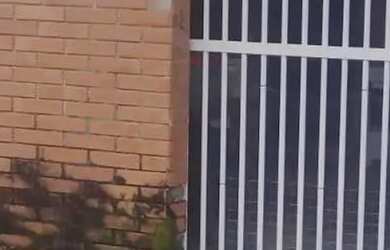 Imagem: A casa possui 3 Dormitórios, 1 Banheiro, 2 Vagas na garagem