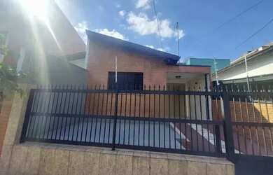 Imagem: A casa possui 2 Dormitórios, 2 Banheiros, 2 Vagas na garagem