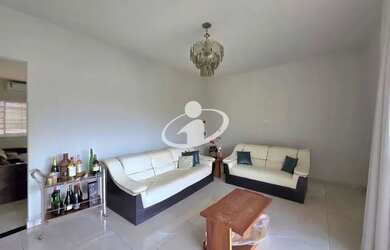 Imagem: A casa possui 3 Dormitórios, 3 Banheiros, 4 Vagas na garagem