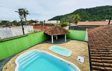 Imagem: A casa possui 5 Dormitórios, 5 Banheiros, 4 Vagas na garagem