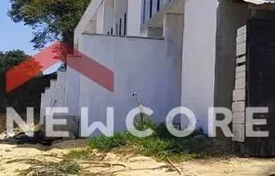 Imagem: A casa possui 2 Dormitórios, 2 Banheiros, 1 Vaga na garagem