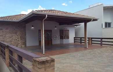 Imagem: A casa possui 3 Dormitórios, 4 Banheiros, 5 Vagas na garagem