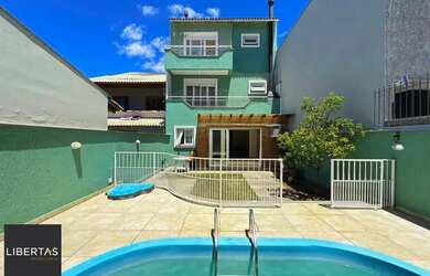 Imagem: A casa possui 1 Dormitório, 4 Banheiros, 2 Vagas na garagem