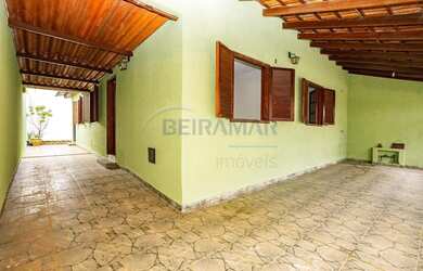 Imagem: A casa possui 3 Dormitórios, 1 Banheiro, 2 Vagas na garagem