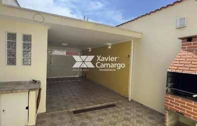 Imagem: A casa possui 3 Dormitórios, 2 Banheiros, 2 Vagas na garagem