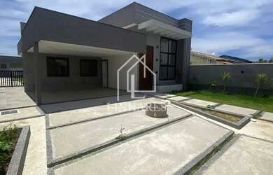 Imagem: A casa possui 3 Dormitórios, 2 Banheiros, 4 Vagas na garagem