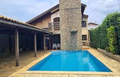 Imagem: A casa possui 2 Dormitórios, 2 Banheiros, 4 Vagas na garagem