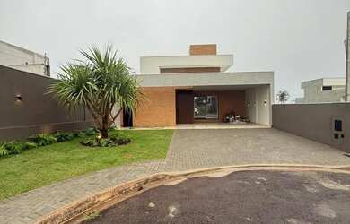 Imagem: A casa em condomínio possui 3 Dormitórios, 4 Banheiros, 4