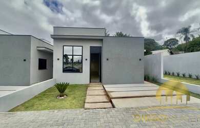 Imagem: A casa possui 3 Dormitórios, 2 Banheiros, 2 Vagas na garagem