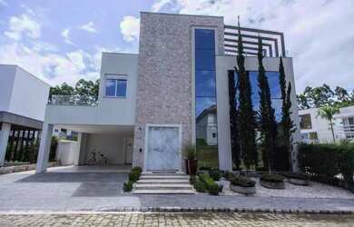 Imagem: A casa em condomínio possui 5 Dormitórios, 5 Banheiros, 2