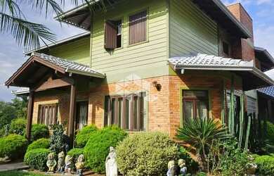 Imagem: A casa possui 4 Dormitórios, 4 Banheiros, 2 Vagas na garagem