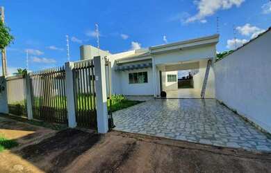 Imagem: A casa possui 2 Dormitórios, 2 Banheiros, 2 Vagas na garagem