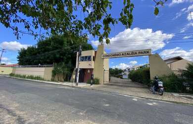 Imagem: A casa possui 4 Dormitórios, 5 Banheiros, 4 Vagas na garagem