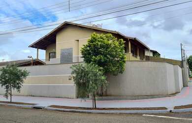 Imagem: A casa possui 3 Dormitórios, 4 Banheiros, 1 Vaga na garagem