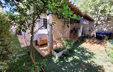 Imagem: A casa possui 3 Dormitórios, 2 Banheiros, 2 Vagas na garagem