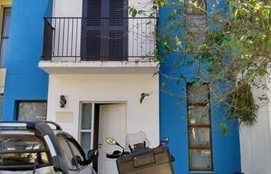 Imagem: A casa possui 3 Dormitórios, 3 Banheiros, 2 Vagas na garagem