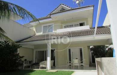 Imagem: A casa em condomínio possui 4 Dormitórios, 5 Banheiros, 3