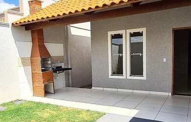 Imagem: A casa possui 2 Dormitórios, 2 Banheiros, 2 Vagas na garagem