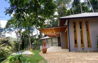 Imagem: A casa em condomínio à venda possui 4 Dormitórios, 4 Banheiros