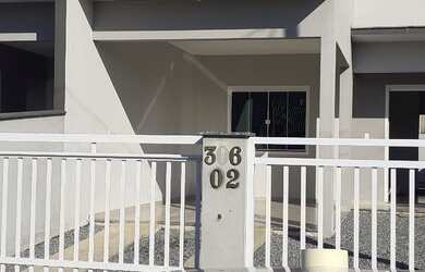 Imagem: A casa possui 2 Dormitórios, 1 Banheiro, 1 Vaga na garagem