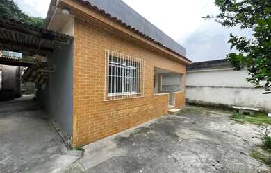 Imagem: A casa possui 3 Dormitórios, 2 Banheiros, 2 Vagas na garagem