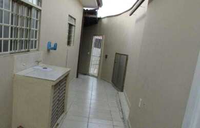 Imagem: A casa possui 3 Dormitórios, 2 Banheiros, 3 Vagas na garagem