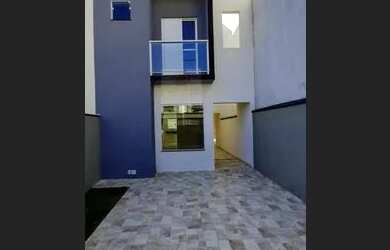 Imagem: A casa possui 3 Dormitórios, 3 Banheiros, 2 Vagas na garagem