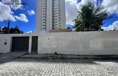 Imagem: A casa possui 4 Dormitórios, 3 Banheiros, 5 Vagas na garagem