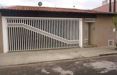 Imagem: A casa possui 3 Dormitórios, 2 Banheiros, 3 Vagas na garagem