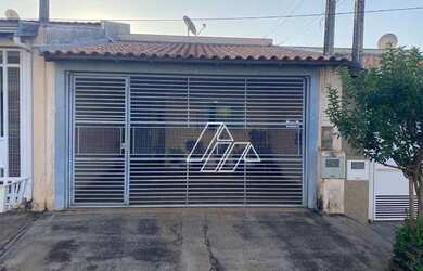 Imagem: A casa à venda possui 2 Dormitórios, 1 Banheiro, 2 Vagas na