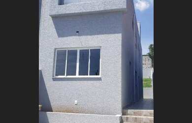 Imagem: A casa possui 3 Dormitórios, 3 Banheiros, 2 Vagas na garagem