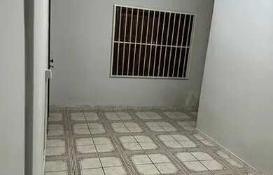 Imagem: A casa possui 1 Dormitório, 1 Banheiro, 1 Vaga na garagem