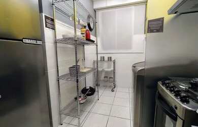 Imagem: O apartamento possui 2 Dormitórios, 1 Banheiro, 1 Vaga na garagem