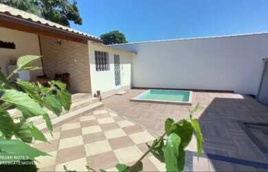 Imagem: A casa possui 4 Dormitórios, 2 Banheiros, 2 Vagas na garagem