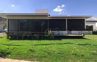 Imagem: A casa possui 3 Dormitórios, 3 Banheiros, 2 Vagas na garagem