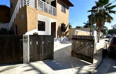 Imagem: A casa possui 1 Dormitório, 1 Banheiro, 1 Vaga na garagem e